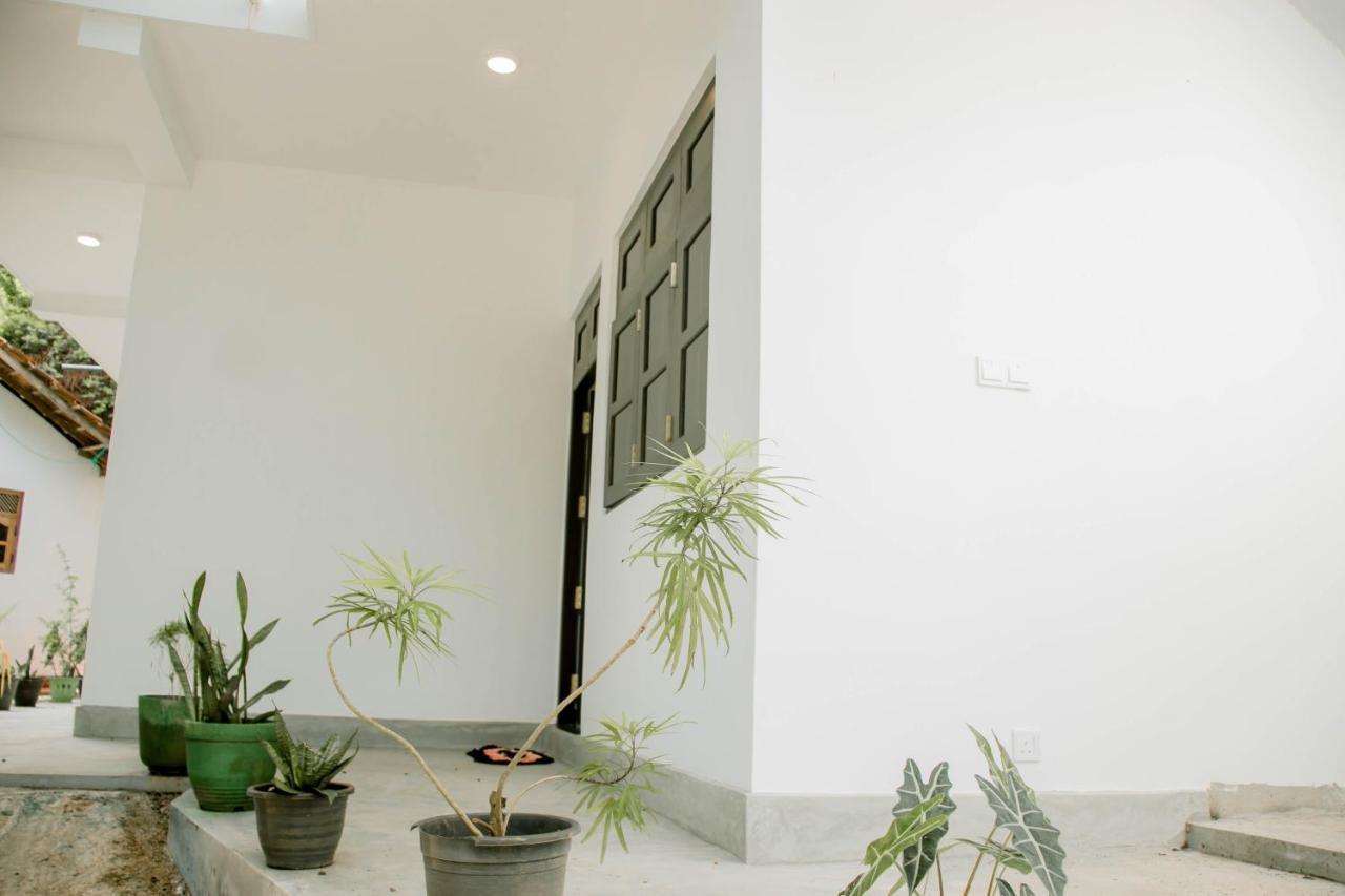 Hotel Navodya Guest Mirissa Extérieur photo