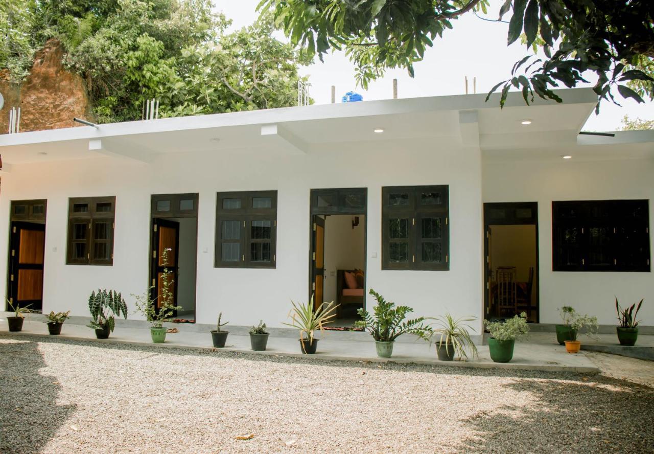 Hotel Navodya Guest Mirissa Extérieur photo